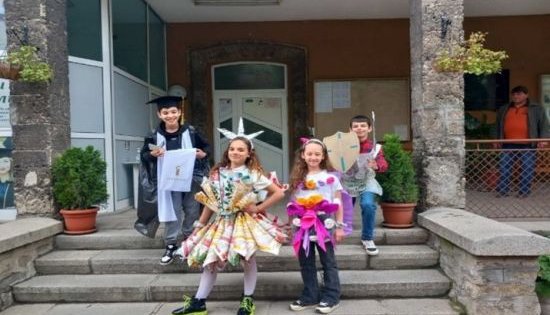 Módní udržitelnost: Vytvoření školního veletrhu recyklovaného oblečení